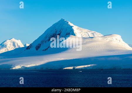 il sole di prima mattina si illumina sul mt. william sull'isola di anvers. penisola antartica. antartide Foto Stock