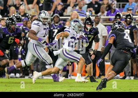 Ottobre 22nd 2022: I Kansas state Wildcats che corrono indietro Deuce Vaughn (22) portano la palla per un touchdown durante una partita di football NCAA tra i Kansas state Wildcats e i TCU Horned Frogs all'Amon G. carter Stadium di Fort Worth, Texas.Manny Flores/CSM Foto Stock