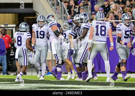 Ottobre 22nd 2022: .Kansas state Wildcats che torna Deuce Vaughn (22) festeggia con il compagno di squadra dopo aver fatto un touchdown durante una partita di football tra i Kansas state Wildcats e i TCU Horned Frogs all'Amon G. carter Stadium di Fort Worth, Texas.Manny Flores/CSM Foto Stock