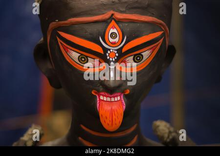 faccia della dea kali argilla idolo fatto per l'occasione di kali puja in india. Foto Stock