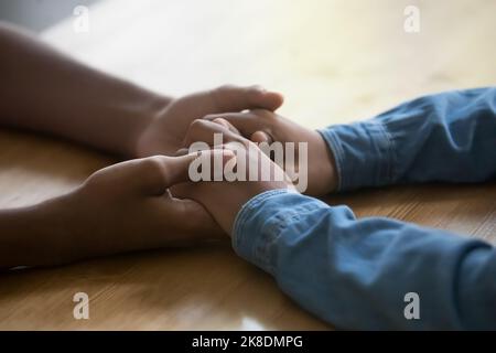 Ragazza africana e ragazzo che tiene le mani, primo piano colpo Foto Stock
