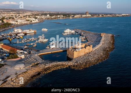 Vista aerea del porto di Paphos e del forte al tramonto, Paphos, Cipro. Foto Stock