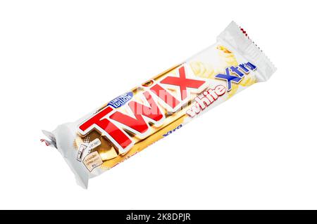 Ucraina, Kyiv - 03 ottobre 2021: Twix cookie bar isolato su sfondo bianco. Le barre Twix sono prodotte da Mars Incorporated. È stato utilizzato il nome Twix Foto Stock