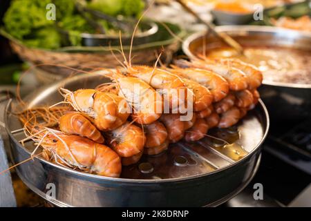 Gamberi al vapore nel mercato Street food Foto Stock
