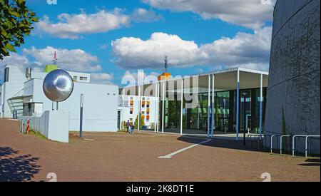 Düsseldorf, Germania - Juin 9. 2022: Campus con centro servizi universitario per studenti di architettura moderna Foto Stock