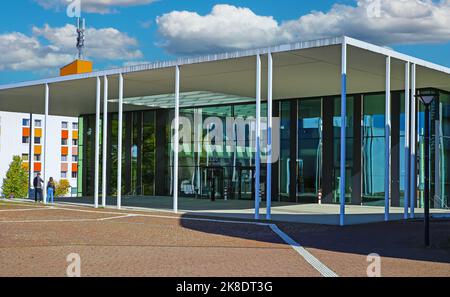 Düsseldorf, Germania - Juin 9. 2022: Architettura del campus tedesco, centro servizi dell'università studentesca con moderna facciata in vetro Foto Stock