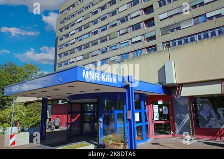 Düsseldorf, Germania - Juin 9. 2022: Vista sull'ingresso dell'ospedale universitario tedesco in estate Foto Stock