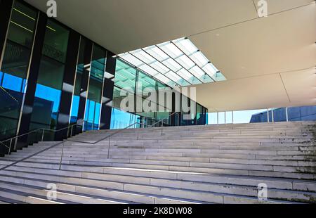 Düsseldorf, Germania - Juin 9. 2022: Ingresso del centro di servizio universitario per studenti, chiusura di gradini in cemento, copertura bianca con portello luminoso, g Foto Stock