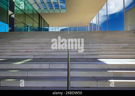 Düsseldorf, Germania - Juin 9. 2022: Ingresso del centro di servizio universitario per studenti, chiusura di gradini in cemento, copertura bianca con portello luminoso, g Foto Stock