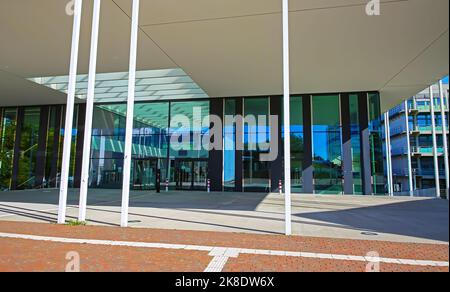 Düsseldorf, Germania - Juin 9. 2022: Vista su una facciata in vetro dell'ingresso del centro di servizi dell'università studentesca Foto Stock