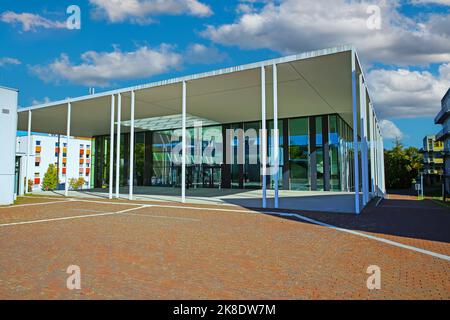 Düsseldorf, Germania - Juin 9. 2022: Architettura del campus tedesco, centro servizi dell'università studentesca con moderna facciata in vetro Foto Stock