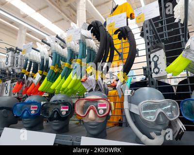 Bangkok, Thailandia - 19 settembre 2022: Maschera occhiali e snorkeling per immersioni sport acquatici esposizione su scaffali in negozio sportivo. Foto Stock