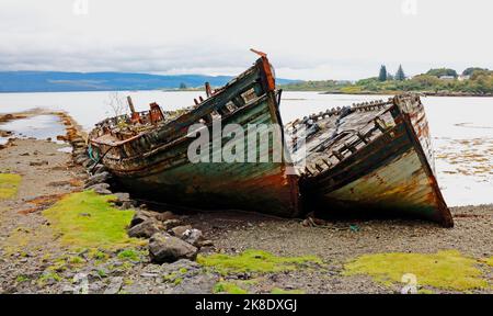 Vecchie barche da pesca in declino costeggiate da Salen Bay e la strada A849 sulla costa orientale di Mull a Salen, Isola di Mull, Argyll e Bute, Scozia. Foto Stock