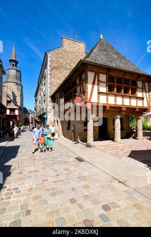 Dinan Bretagna Francia. Maison de la Harpe e Tour de l'Horloge Foto Stock