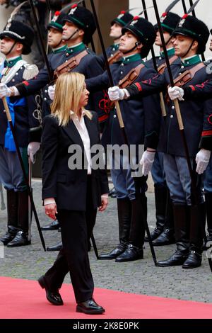 Roma, Italia. 23rd Ott 2022. Roma, Italia, 23 ottobre 2022. Il nuovo Premier italiano Giorgia Meloni arriva per la cerimonia di consegna all'ufficio governativo di Chigi Palace. Credit: Riccardo De Luca - Update Images/Alamy Live News Foto Stock