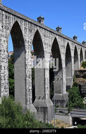 18th ° secolo acquedotto storico delle acque libere o Aguas Livres Aqueduct, Lisbona, Portogallo Foto Stock