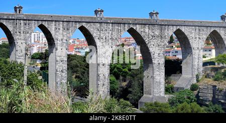 18th ° secolo acquedotto storico delle acque libere o Aguas Livres Aqueduct, Lisbona, Portogallo Foto Stock