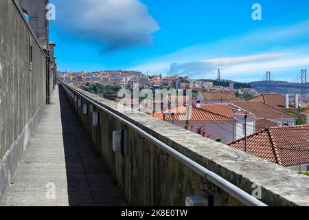 Vista della città dalla cima del 18th ° secolo storico Acquedotto delle acque libere o Aguas Livres Aquedotto, Lisbona, Portogallo Foto Stock