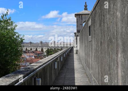 Vista della città dalla cima del 18th ° secolo storico Acquedotto delle acque libere o Aguas Livres Aquedotto, Lisbona, Portogallo Foto Stock