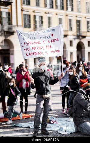 Cuneo, Italia. Marzo 21, 2021. Dimostrazione di strada con la quale gli studenti e le loro famiglie hanno chiesto il ritorno delle lezioni scolastiche alla presenza successiva Foto Stock