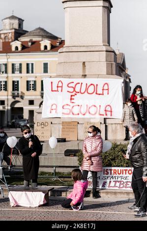 Cuneo, Italia. Marzo 21, 2021. Dimostrazione di strada con la quale gli studenti e le loro famiglie hanno chiesto il ritorno delle lezioni scolastiche alla presenza successiva Foto Stock