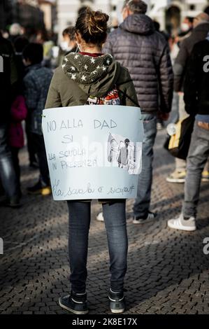 Cuneo, Italia. Marzo 21, 2021. Dimostrazione di strada con la quale gli studenti e le loro famiglie hanno chiesto il ritorno delle lezioni scolastiche alla presenza successiva Foto Stock