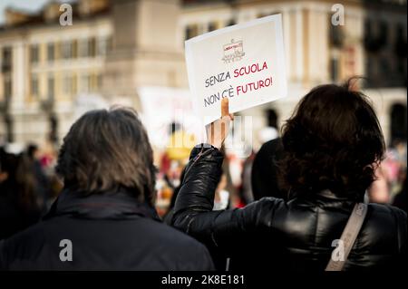 Cuneo, Italia. Marzo 21, 2021. Dimostrazione di strada con la quale gli studenti e le loro famiglie hanno chiesto il ritorno delle lezioni scolastiche alla presenza successiva Foto Stock