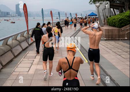 Hong Kong, Cina. 22nd Ott 2022. I partecipanti arrivano al concorso annuale di nuoto New World Harbour Race di Hong Kong. Credit: SOPA Images Limited/Alamy Live News Foto Stock