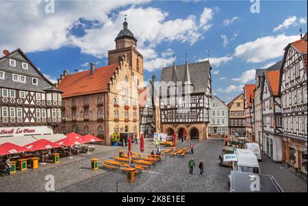 Piazza del mercato con casa del vino, municipio, torre della Chiesa di Walpurgis e case a graticcio, Alsfeld, Vogelsberg, Monti Knuell, Assia Foto Stock