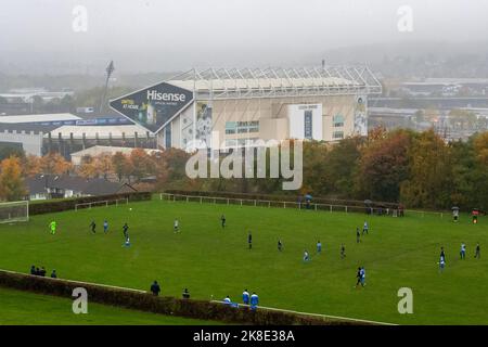 Leeds, Regno Unito. 23rd Ott 2022. Una partita di campionato giovanile di domenica si terrà nei pressi di Elland Road Stadium davanti alla partita della Premier League Leeds United vs Fulham a Elland Road, Leeds, Regno Unito, 23rd ottobre 2022 (Foto di James Heaton/News Images) a Leeds, Regno Unito il 10/23/2022. (Foto di James Heaton/News Images/Sipa USA) Credit: Sipa USA/Alamy Live News Foto Stock