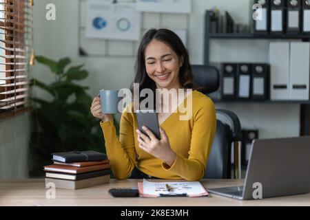 Una donna d'affari completa KYC utilizzando un programma di online banking per aprire un conto di risparmio digitale. La definizione di sicurezza informatica Foto Stock