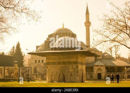 Vista esterna di stile Ottomano moschea di Istanbul Foto Stock