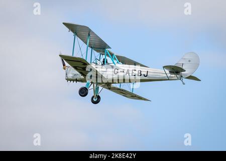 1936 Blackburn B2 ‘G-AEBJ’ in volo al Race Day Airshow tenutosi a Shuttleworth il 2nd ottobre 2022 Foto Stock