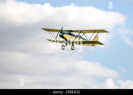 1929 Parnell Elf 'G-AAIN' in volo al Race Day Airshow tenutosi a Shuttleworth il 2nd ottobre 2022 Foto Stock
