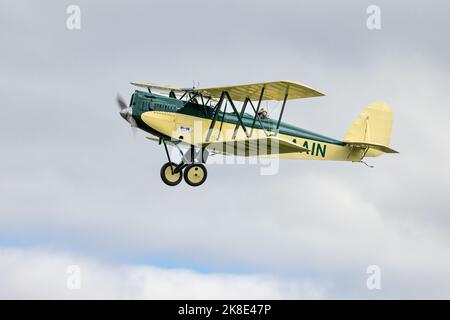 1929 Parnell Elf 'G-AAIN' in volo al Race Day Airshow tenutosi a Shuttleworth il 2nd ottobre 2022 Foto Stock
