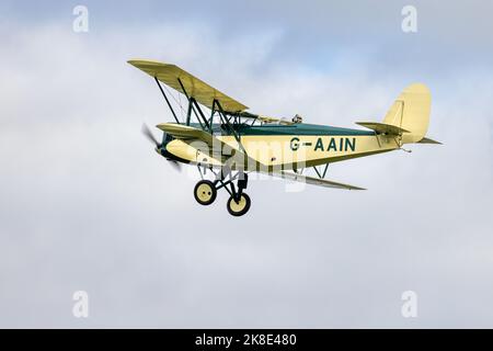 1929 Parnell Elf 'G-AAIN' in volo al Race Day Airshow tenutosi a Shuttleworth il 2nd ottobre 2022 Foto Stock