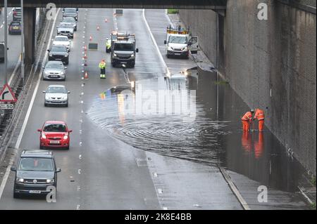 Quinton, Birmingham, 23 ottobre 2022. - Le corsie 1 e 2 (di 3) sono chiuse sulla M5 sud tra la J2 Oldbury e la J3 Quinton a causa delle inondazioni dovute a forti piogge. Gli operai cercano di liberare il flusso d'acqua. La pioggia torrenziale ha colpito molte parti di Birmingham la domenica. Fig. Per credito: Interrompi stampa Media/Alamy Live News Foto Stock