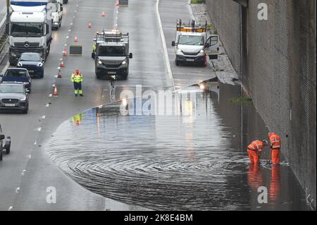 Quinton, Birmingham, 23 ottobre 2022. - Le corsie 1 e 2 (di 3) sono chiuse sulla M5 sud tra la J2 Oldbury e la J3 Quinton a causa delle inondazioni dovute a forti piogge. Gli operai cercano di liberare il flusso d'acqua. La pioggia torrenziale ha colpito molte parti di Birmingham la domenica. Fig. Per credito: Interrompi stampa Media/Alamy Live News Foto Stock