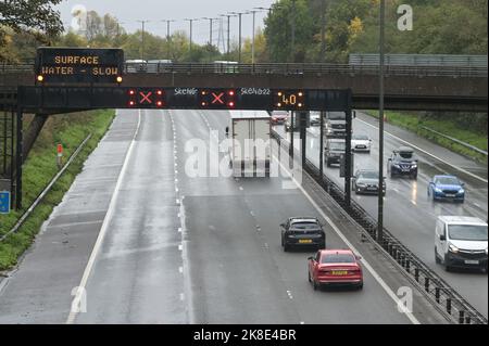 Quinton, Birmingham, 23 ottobre 2022. - Le corsie 1 e 2 (di 3) sono chiuse sulla M5 sud tra la J2 Oldbury e la J3 Quinton a causa delle inondazioni dovute a forti piogge. Gli operai cercano di liberare il flusso d'acqua. La pioggia torrenziale ha colpito molte parti di Birmingham la domenica. Fig. Per credito: Interrompi stampa Media/Alamy Live News Foto Stock