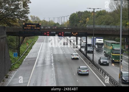 Quinton, Birmingham, 23 ottobre 2022. - Le corsie 1 e 2 (di 3) sono chiuse sulla M5 sud tra la J2 Oldbury e la J3 Quinton a causa delle inondazioni dovute a forti piogge. Gli operai cercano di liberare il flusso d'acqua. La pioggia torrenziale ha colpito molte parti di Birmingham la domenica. Fig. Per credito: Interrompi stampa Media/Alamy Live News Foto Stock