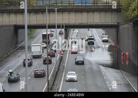 Quinton, Birmingham, 23 ottobre 2022. - Le corsie 1 e 2 (di 3) sono chiuse sulla M5 sud tra la J2 Oldbury e la J3 Quinton a causa delle inondazioni dovute a forti piogge. Gli operai cercano di liberare il flusso d'acqua. La pioggia torrenziale ha colpito molte parti di Birmingham la domenica. Fig. Per credito: Interrompi stampa Media/Alamy Live News Foto Stock