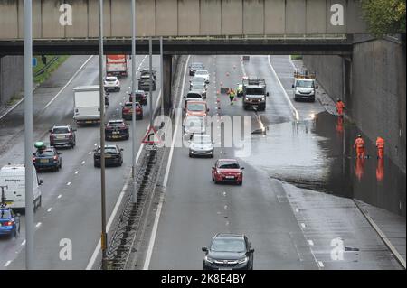 Quinton, Birmingham, 23 ottobre 2022. - Le corsie 1 e 2 (di 3) sono chiuse sulla M5 sud tra la J2 Oldbury e la J3 Quinton a causa delle inondazioni dovute a forti piogge. Gli operai cercano di liberare il flusso d'acqua. La pioggia torrenziale ha colpito molte parti di Birmingham la domenica. Fig. Per credito: Interrompi stampa Media/Alamy Live News Foto Stock