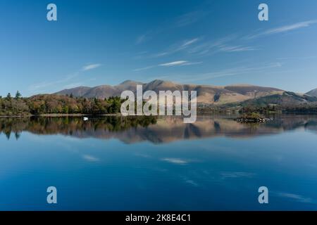 Il Massiccio Skidded si riflette a Derwentwater in una bella primavera mattina, English Lake District Foto Stock