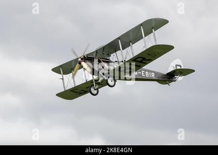 De Havilland DH.51 'MISS KENYA' in volo al Race Day Airshow tenutosi a Shuttleworth il 2nd ottobre 2022 Foto Stock