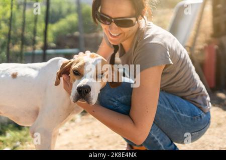 Ritratto di una donna che accarezzava un cane Foto Stock