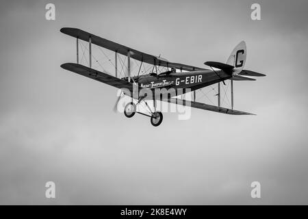 De Havilland DH.51 'MISS KENYA' in volo al Race Day Airshow tenutosi a Shuttleworth il 2nd ottobre 2022 Foto Stock