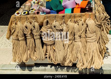 Fascio di corda di lino in un mercato Foto Stock
