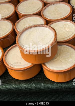 Kaymak, una cremosa prodotto caseario simile a crema, realizzato da latte, in pentole di creta Foto Stock