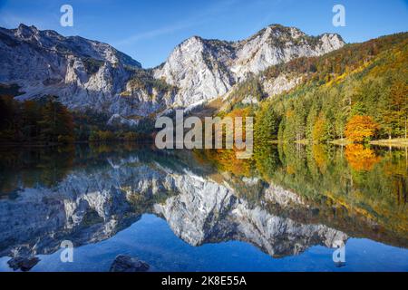 Lago alpino Hinterer Langbathsee nella stagione autunnale. Ebensee, alta Austria. Europa. Foto Stock