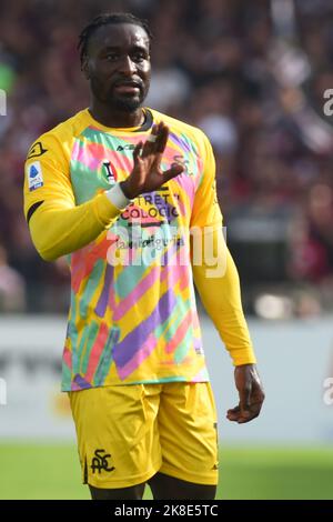 Salerno, Italia. 22nd Ott 2022. M'Bala Nzola di Spezia Calcio gesticukes durante la Serie Una partita tra US Salernitana 1919 e Spezia Calcio allo Stadio Arechi (Foto di Agostino Gemito/Pacific Press) Credit: Pacific Press Media Production Corp./Alamy Live News Foto Stock